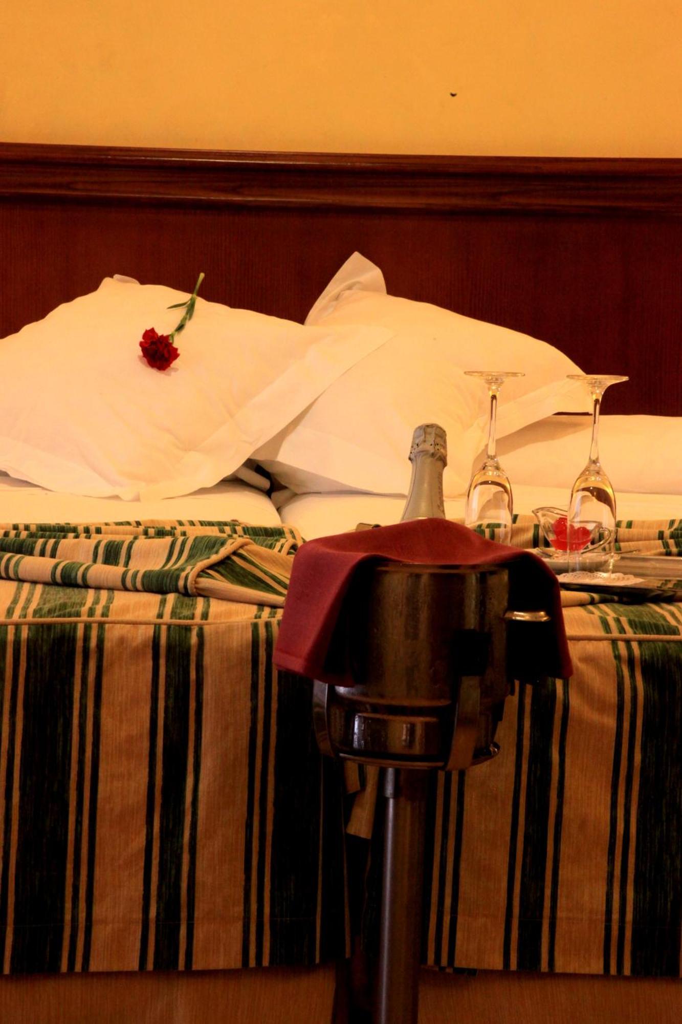 Hotel Cervantes Севиля Екстериор снимка